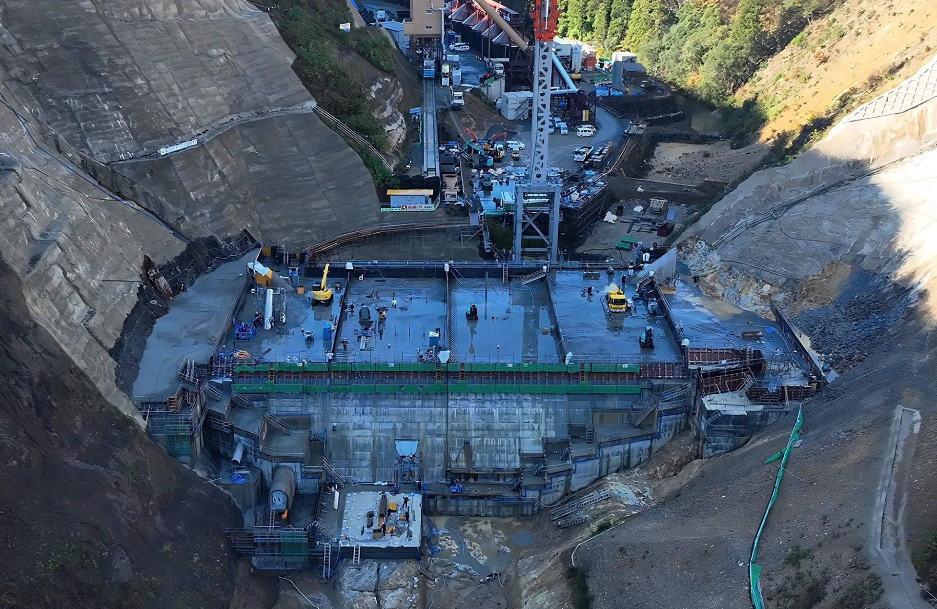 ダム本体の建設現場を上空から見た様子