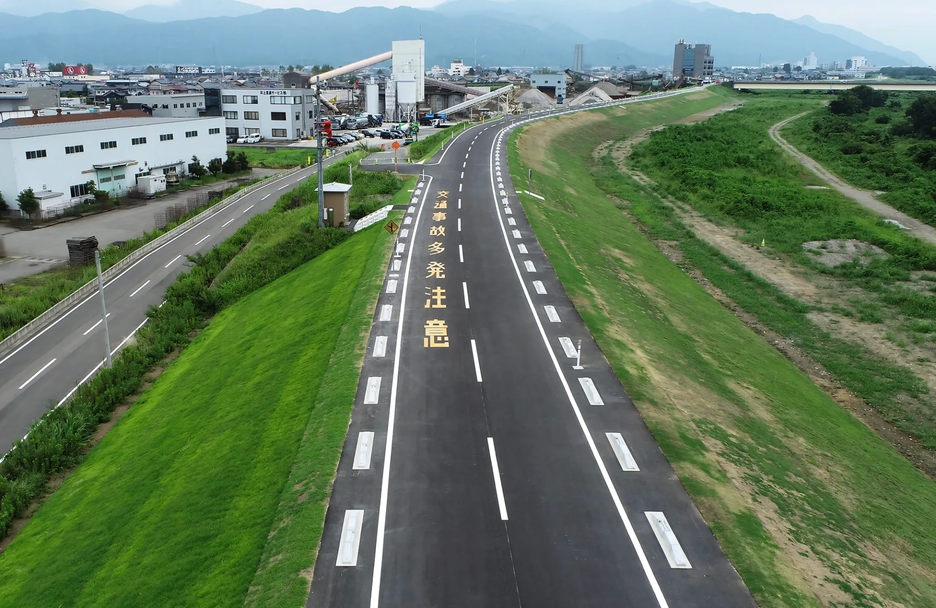 舗装が完了した堤防道路を上空から見た様子