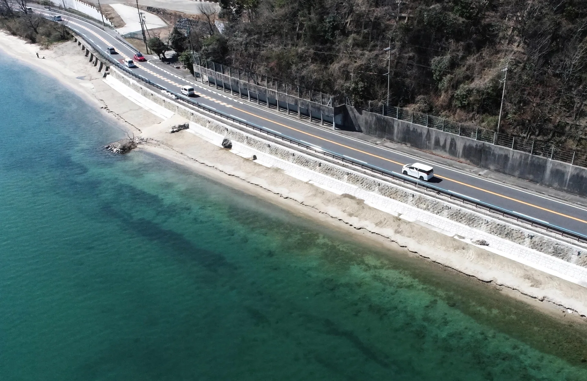海岸沿いの道路舗装工事を上空から見た様子