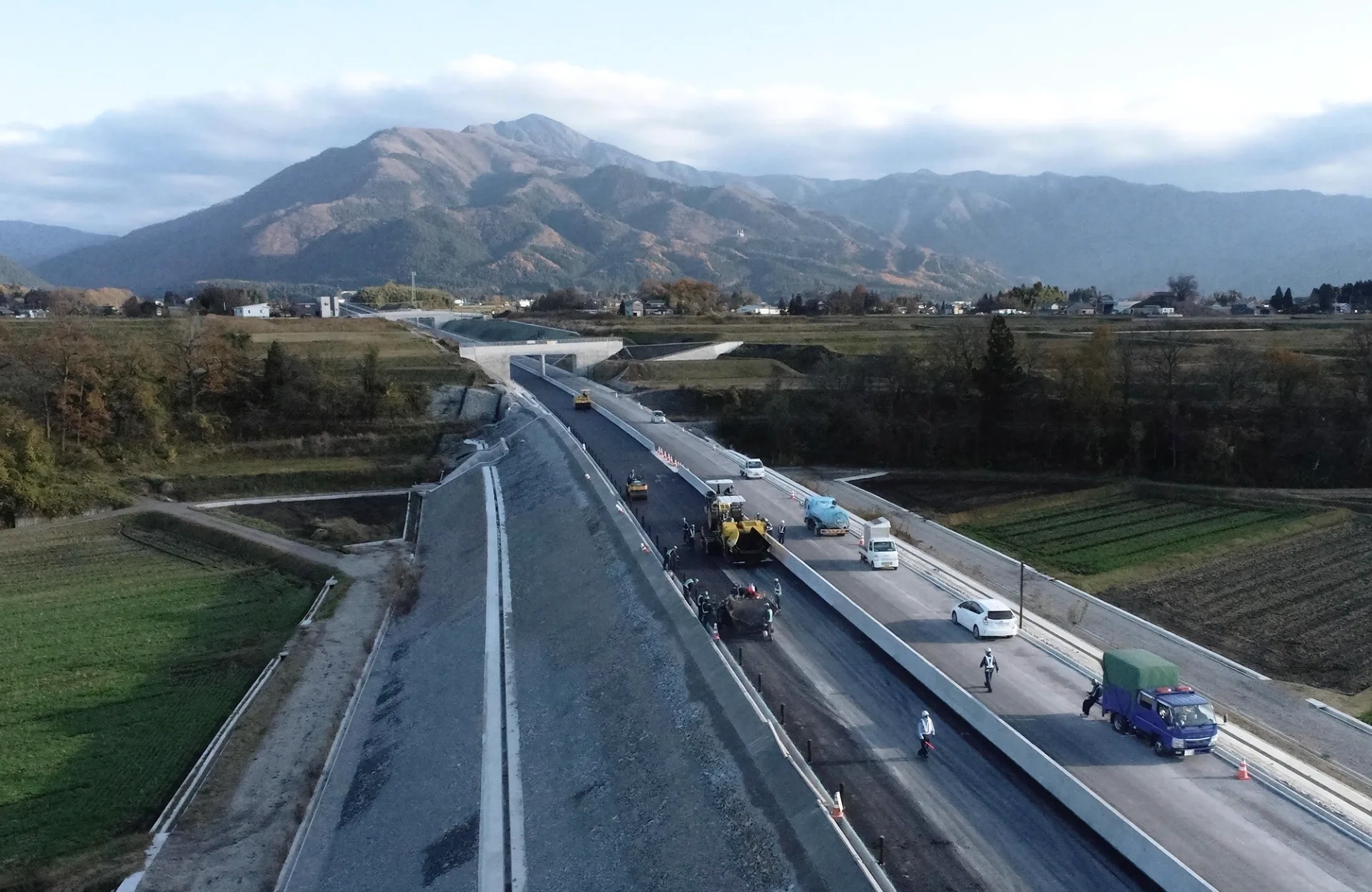 山々を望む幹線道路の舗装工事現場