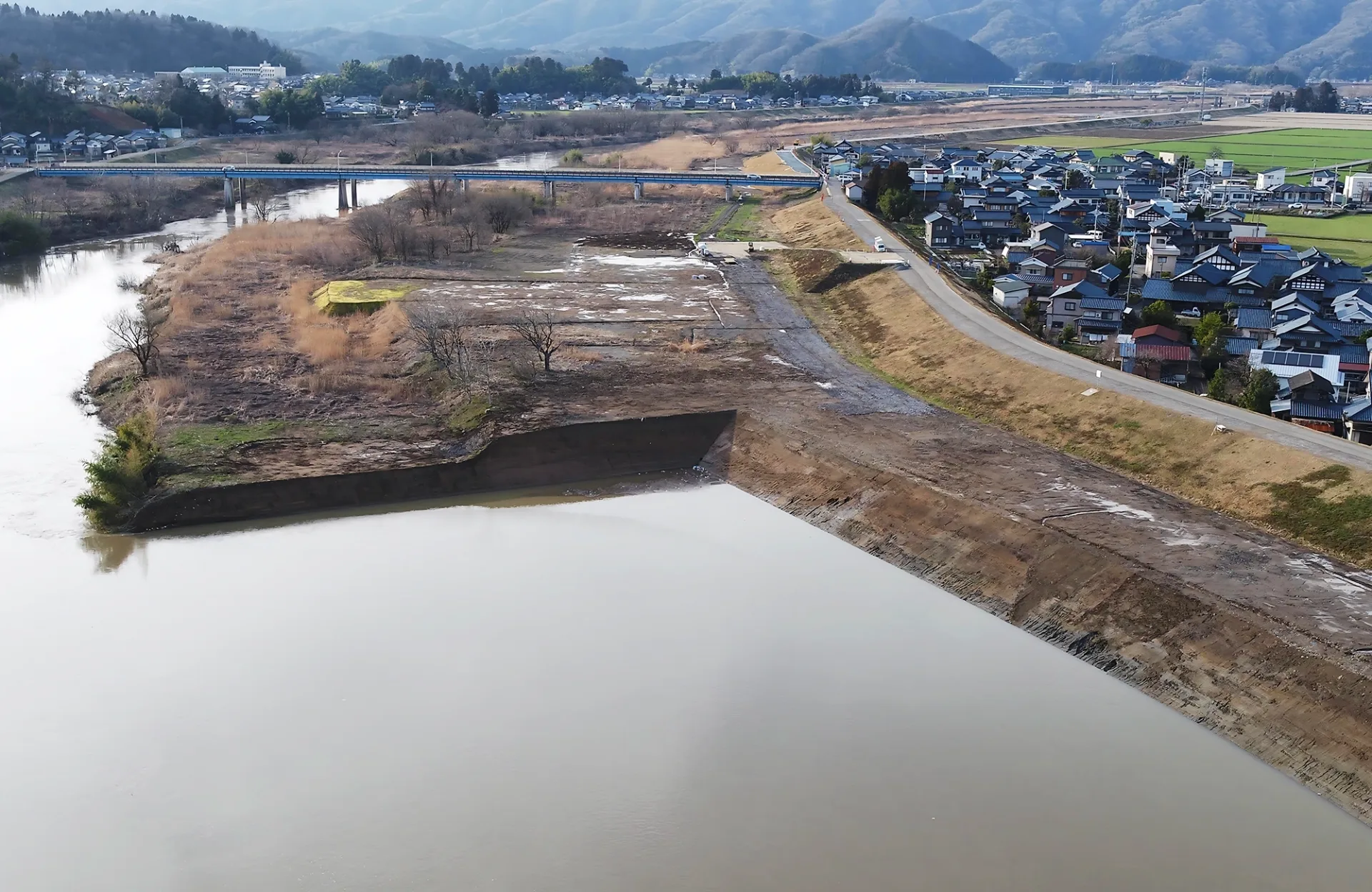 河川の護岸整備工事を上空から見た様子