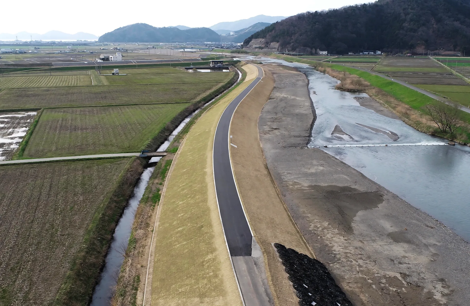 河川改修工事が完了した河道を上空から見た様子