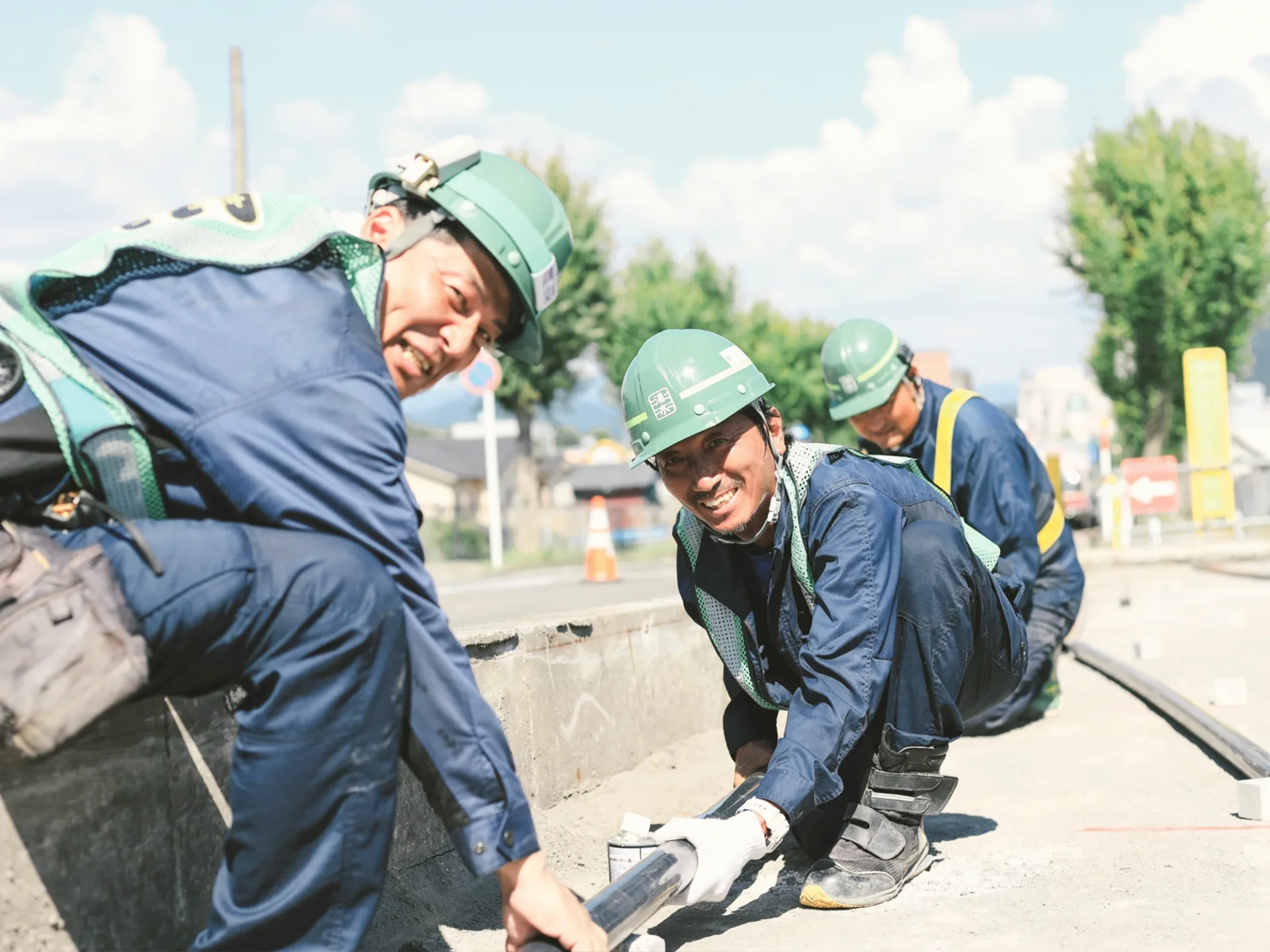 舗装工事の仕上げ作業を行う清水組の作業員